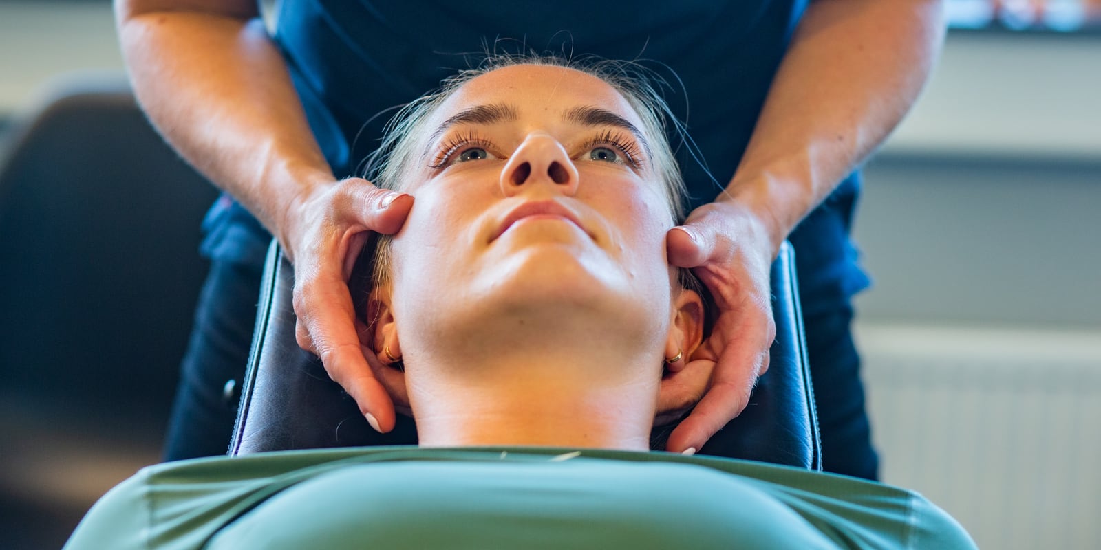 Kiropraktor behandler nakken og hodet til en pasient ved Klinikk Libra