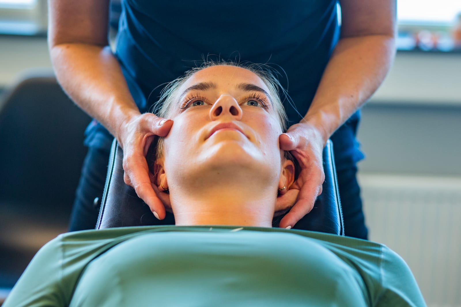 Kiropraktor behandler nakken til en pasient ved Klinikk Libra